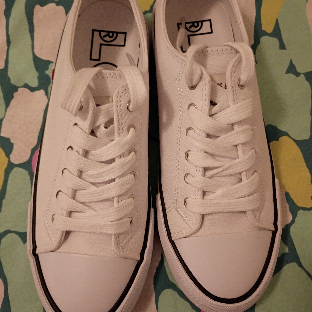 New Ladies White Levi's Canvas Sneakers (8.5)